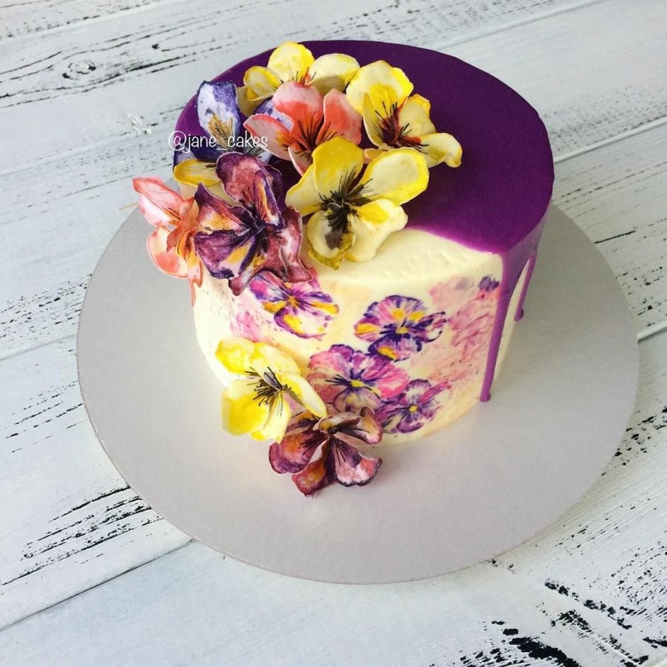 Муссовый торт с цветами и бабочками