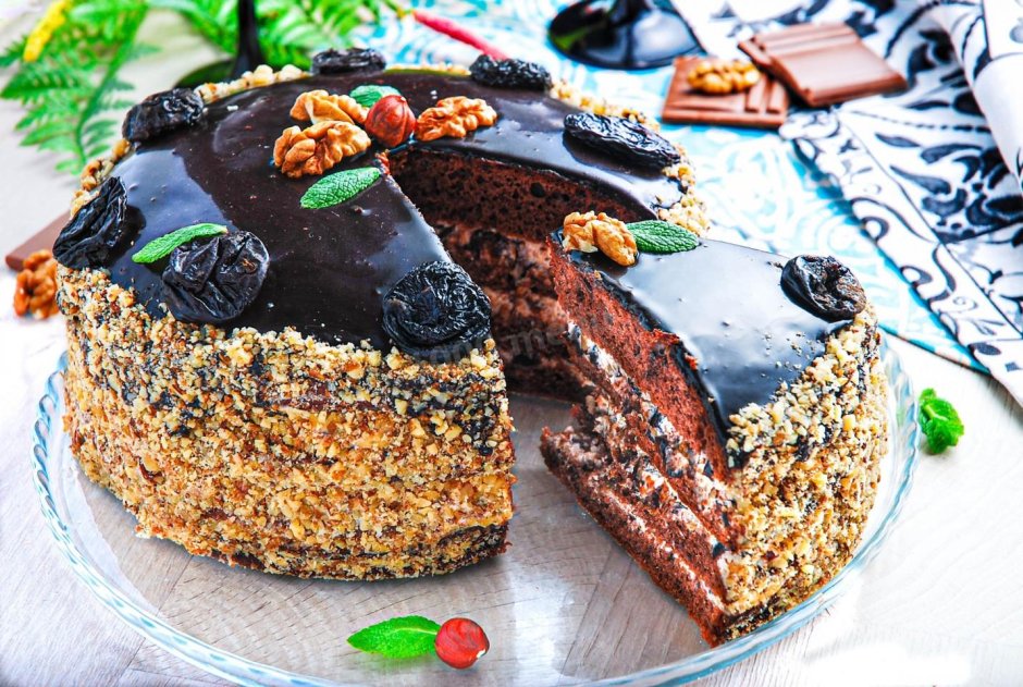 Украшение торта черносливом и грецким орехом