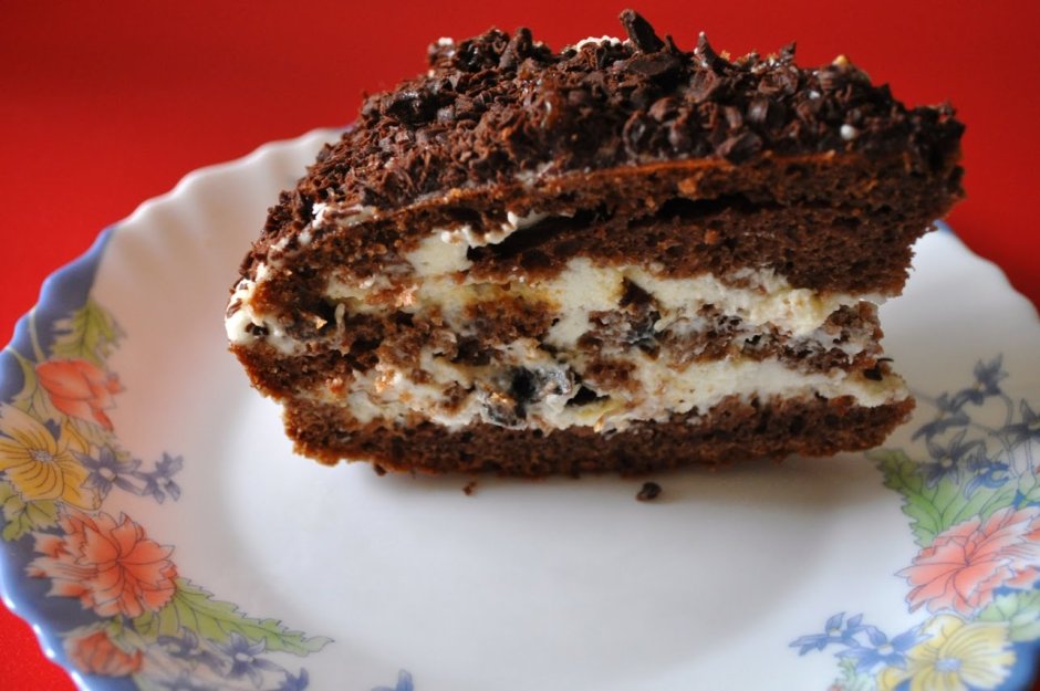 Шоколадный торт с черносливом и орехами