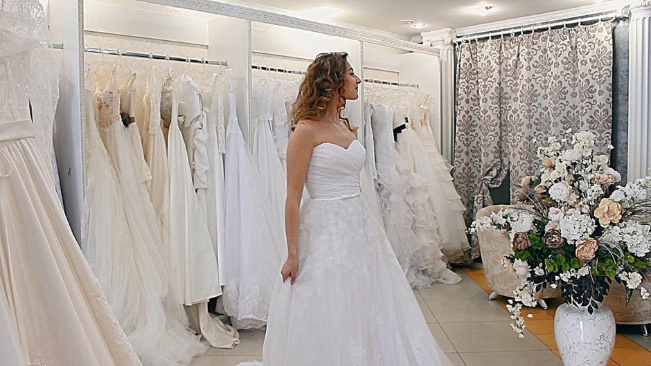 Невеста примеряет свадебное платье