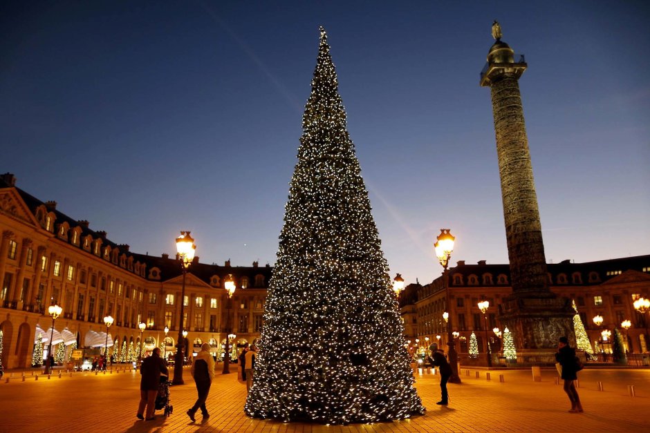 Рождественская елка в Париже на Вандомской площади
