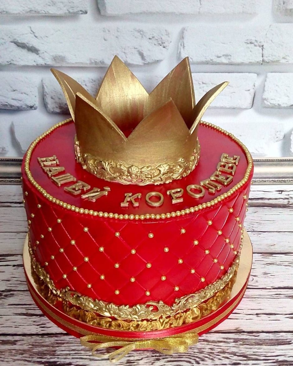 Красный торт с короной