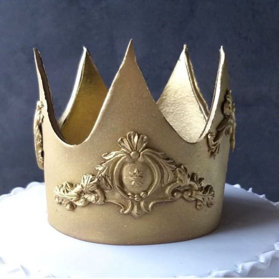 Торт двухъярусный с короной