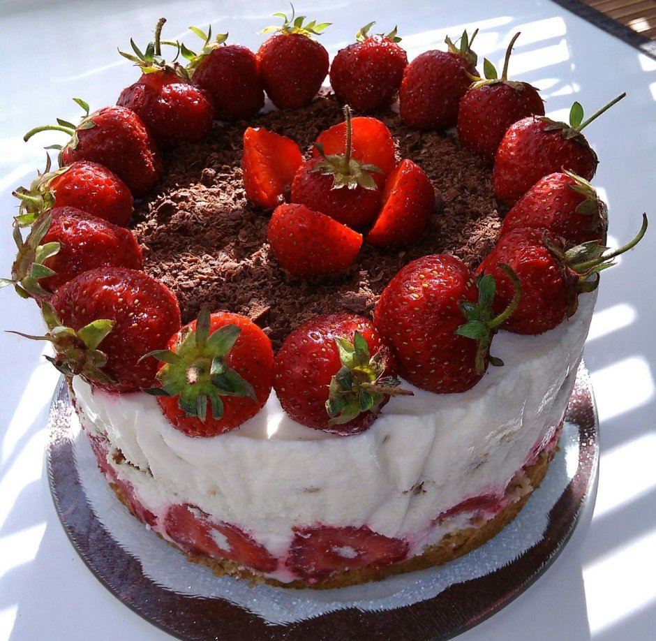 Торт с гипсофилой и ягодами