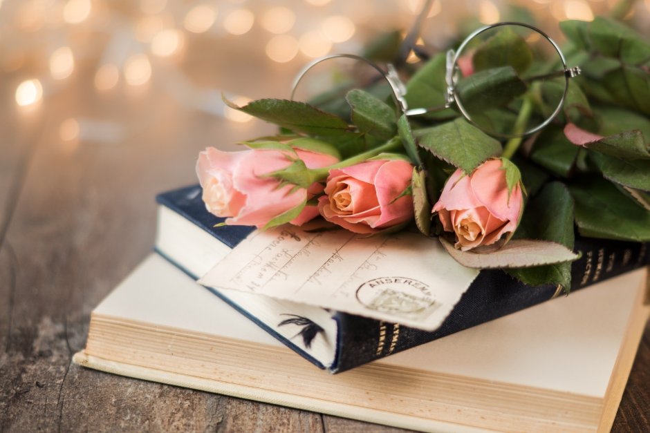 Красивый букет цветов с книгой