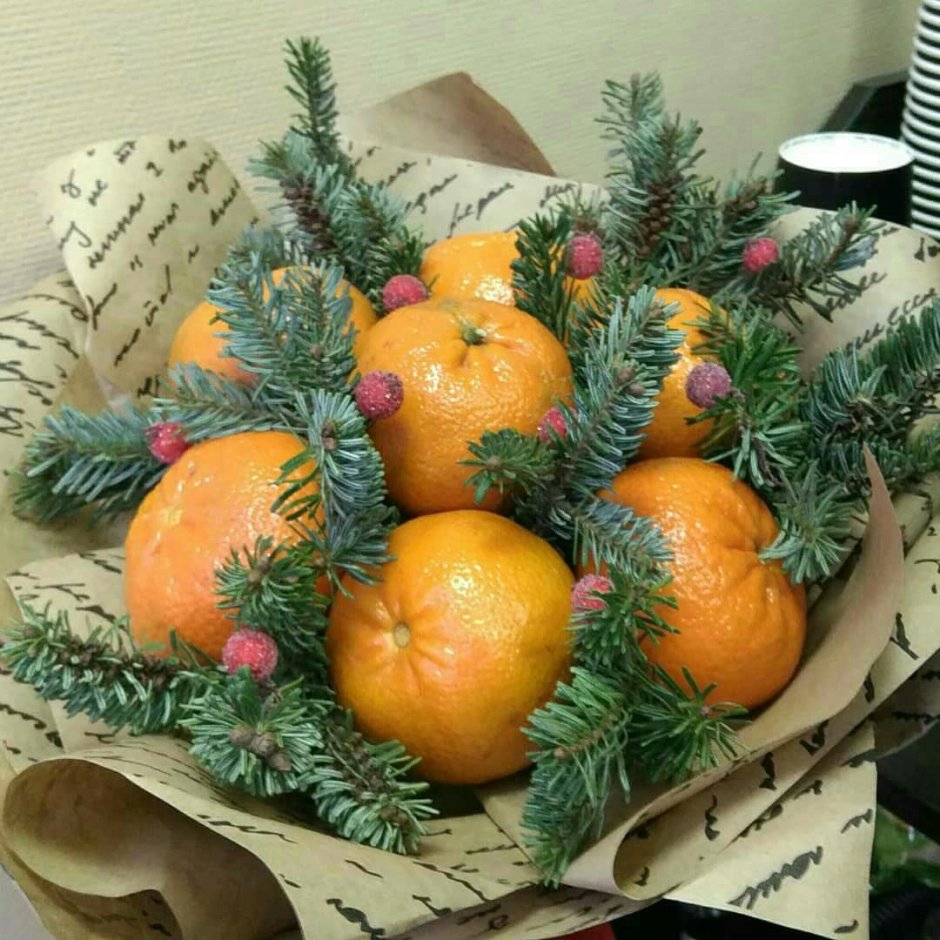 Венок новогодний из мандаринов и конфет