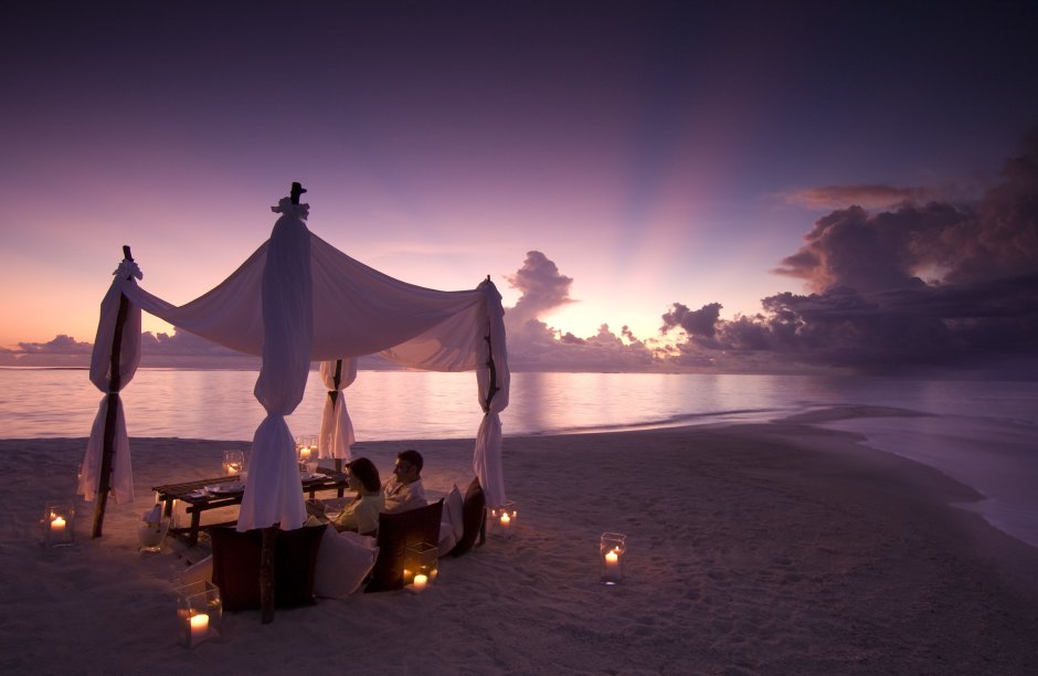Романтичный ужин на берегу