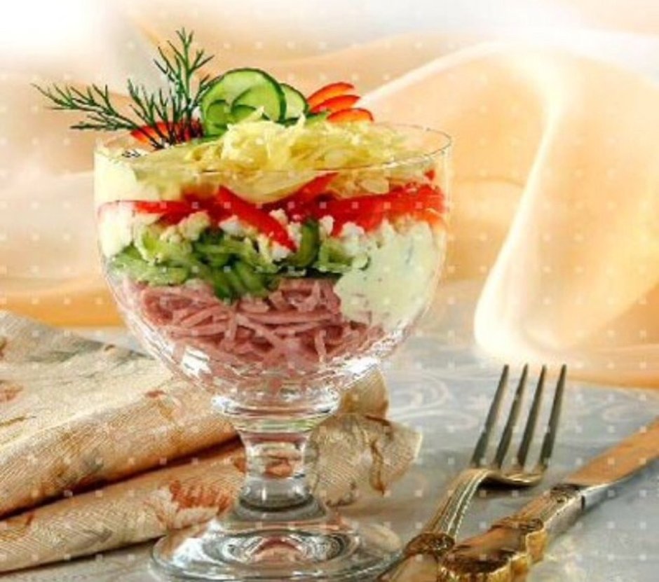 Праздничный салат с колбасой