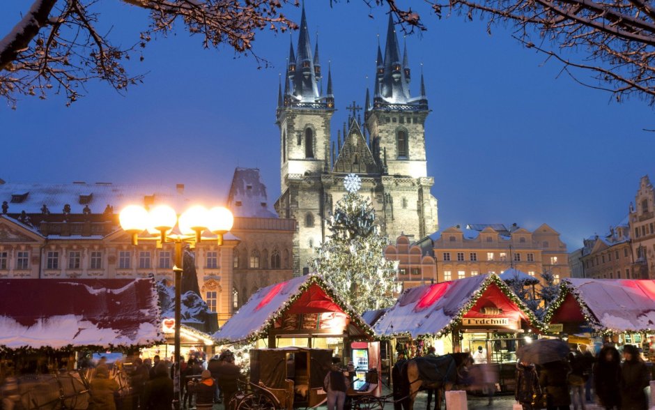 Староместская площадь в Праге в новогоднюю ночь