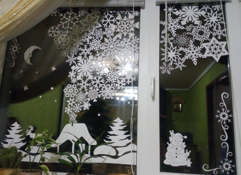 Украшения на окна домик со снежинками