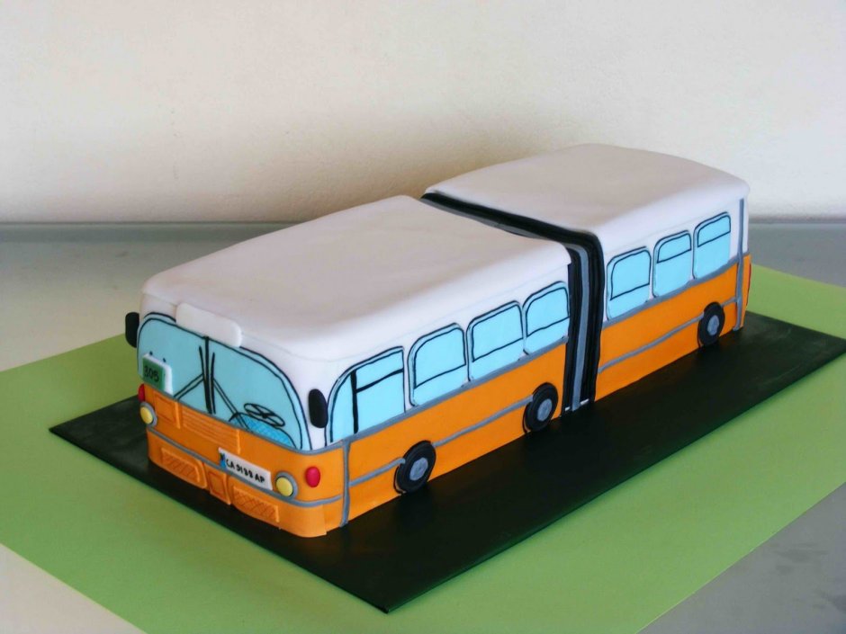 Торт в виде школьного автобуса