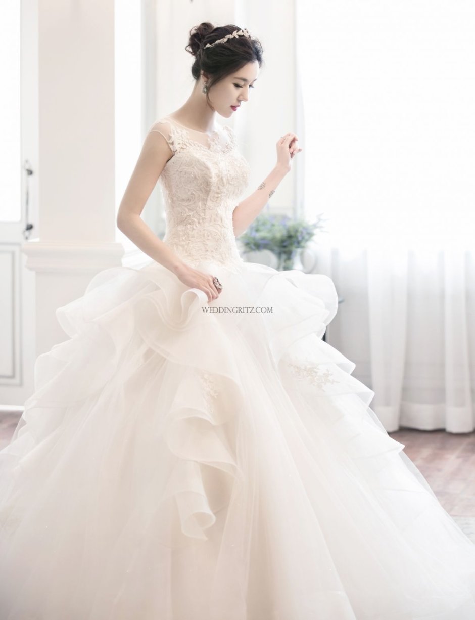 Красивая кореянка в свадебном платье