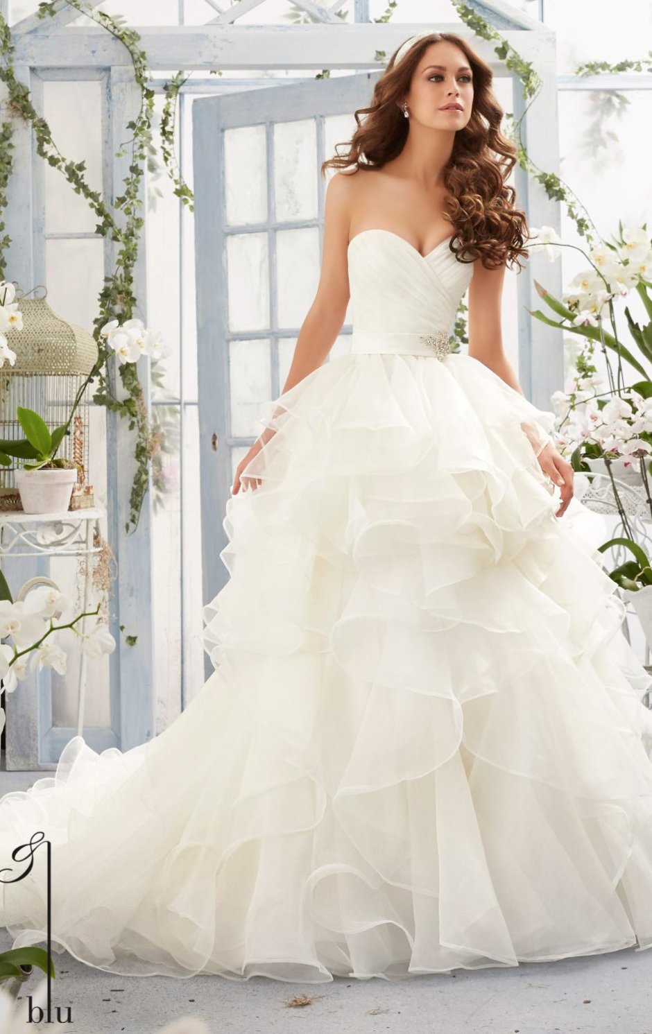 Короткое свадебное платье с воланами