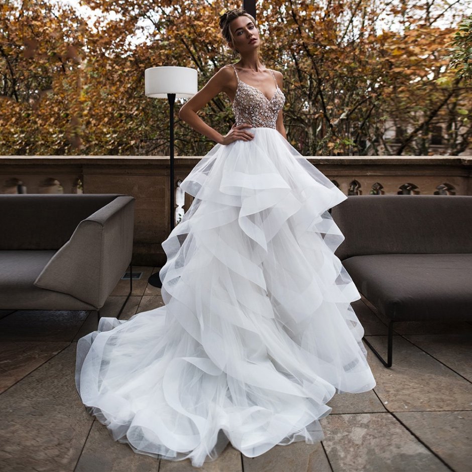 Свадебное платье с воланами на юбке