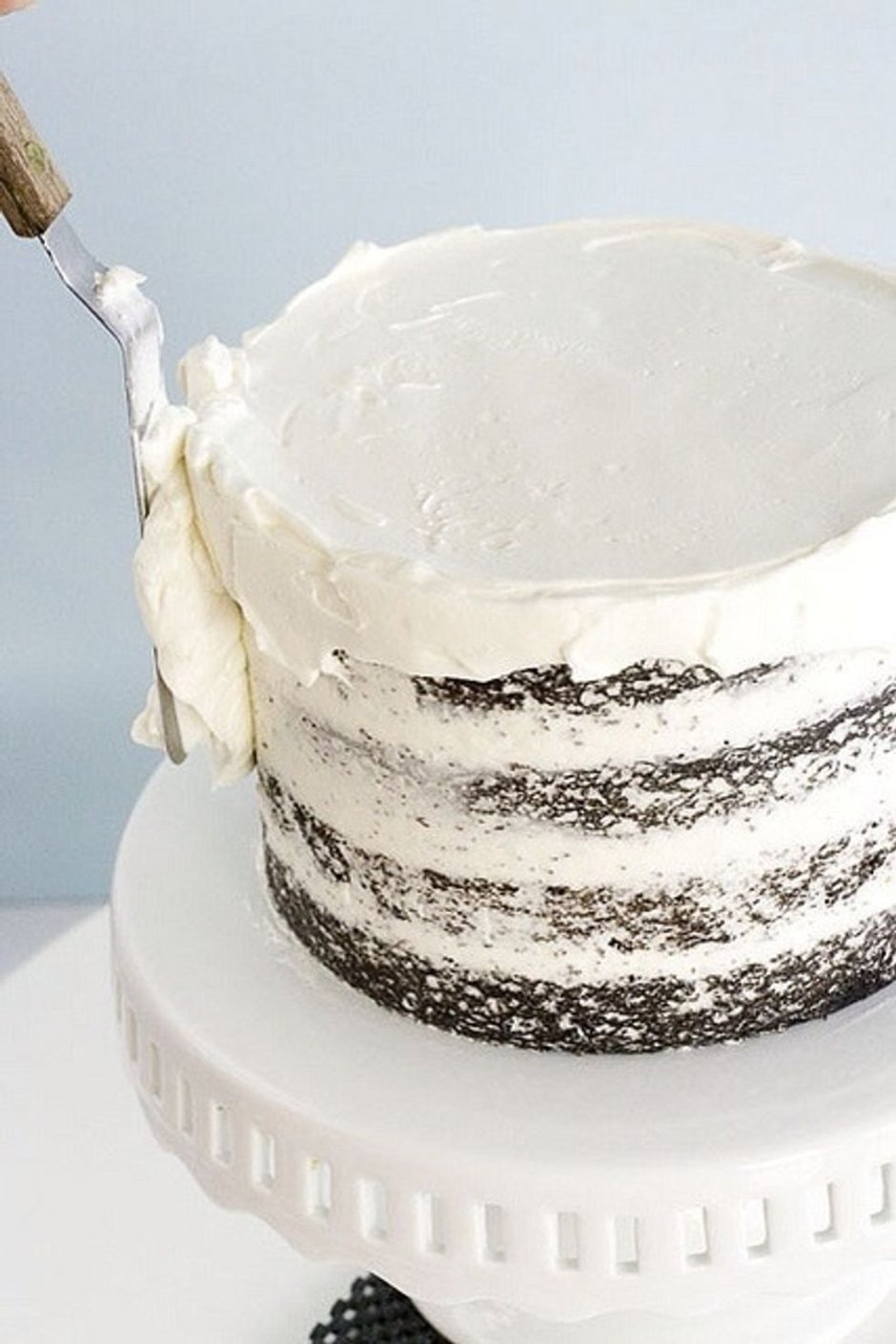 Коричнево-белый крем для выравнивания торта