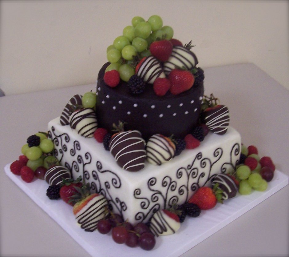 Торт квадратный с фруктами