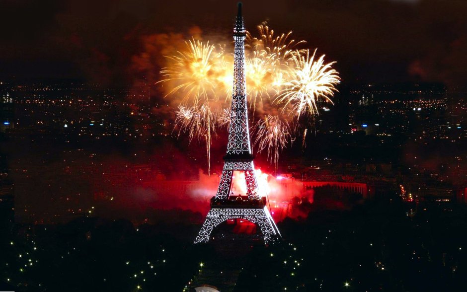 Эйфелева башня в Париже салют