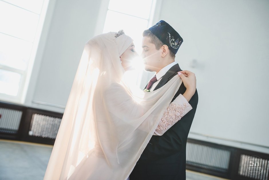 Мусульманская свадьба со спины