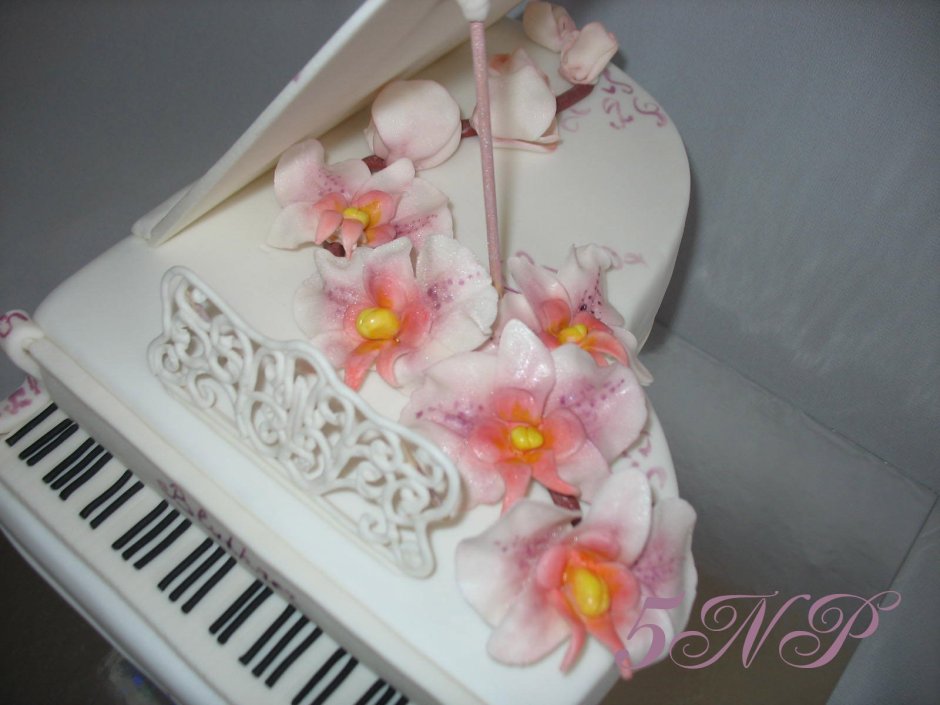 Торт фортепьяно с цветами из крема