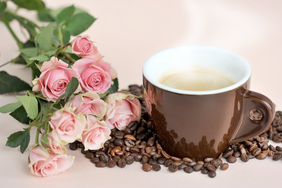 Розовые розы и кофе