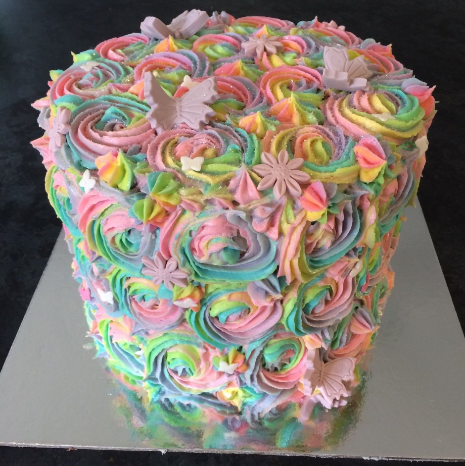 Торт с разноцветным кремом по бокам