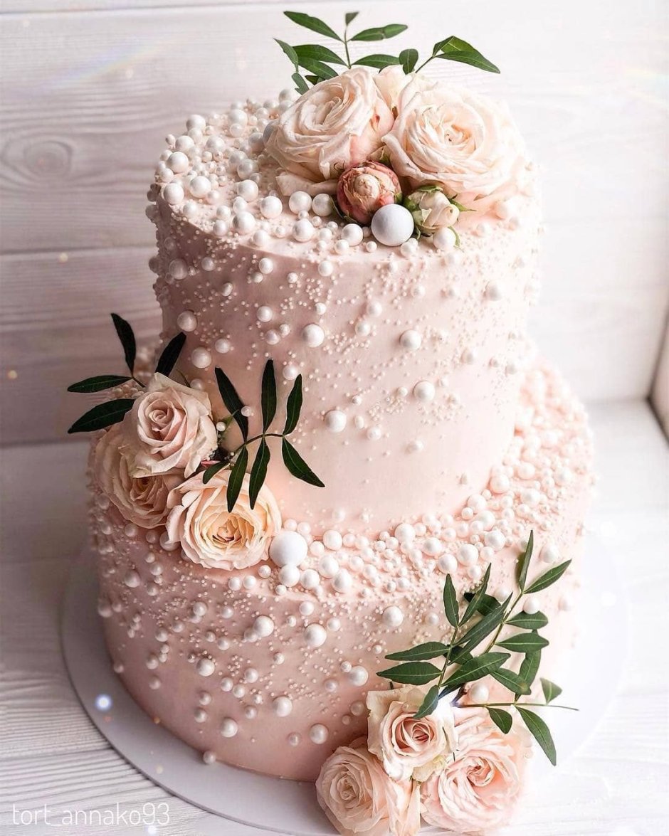 Бежевый торт с цветами