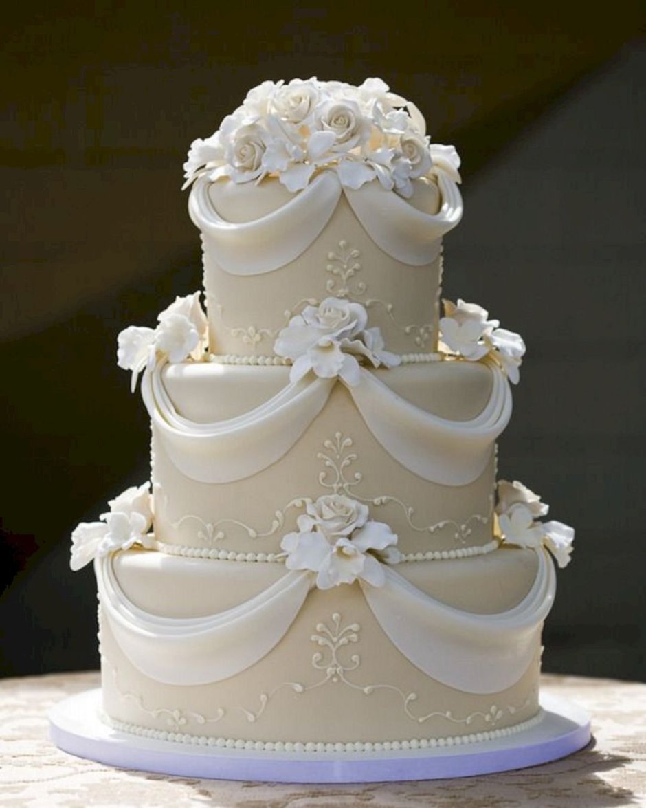 Свадебный торт с цветами из крема