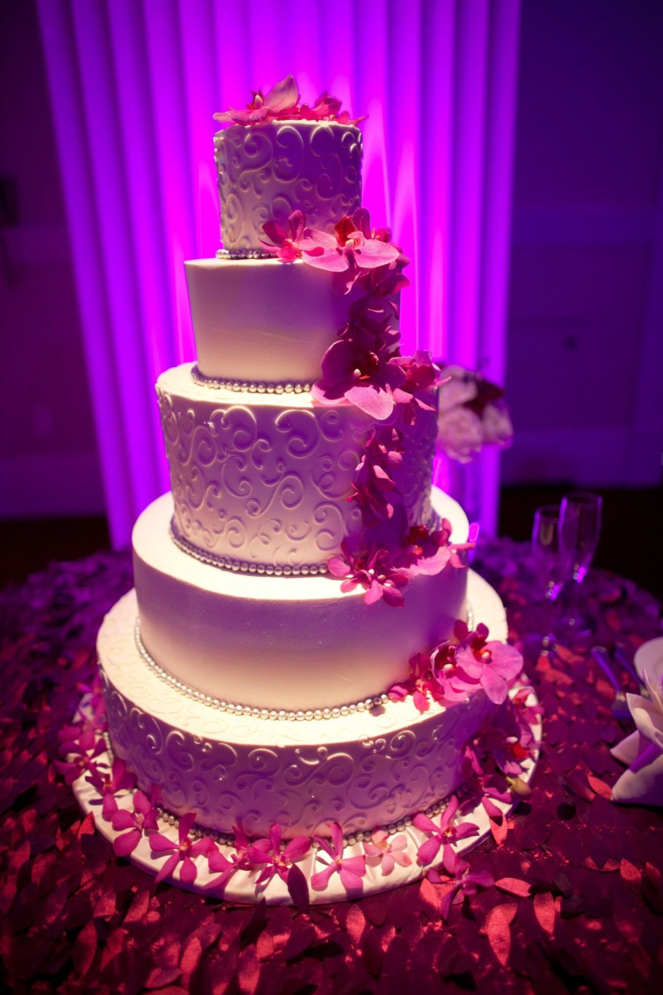 Свадебный торт в бордовых тонах