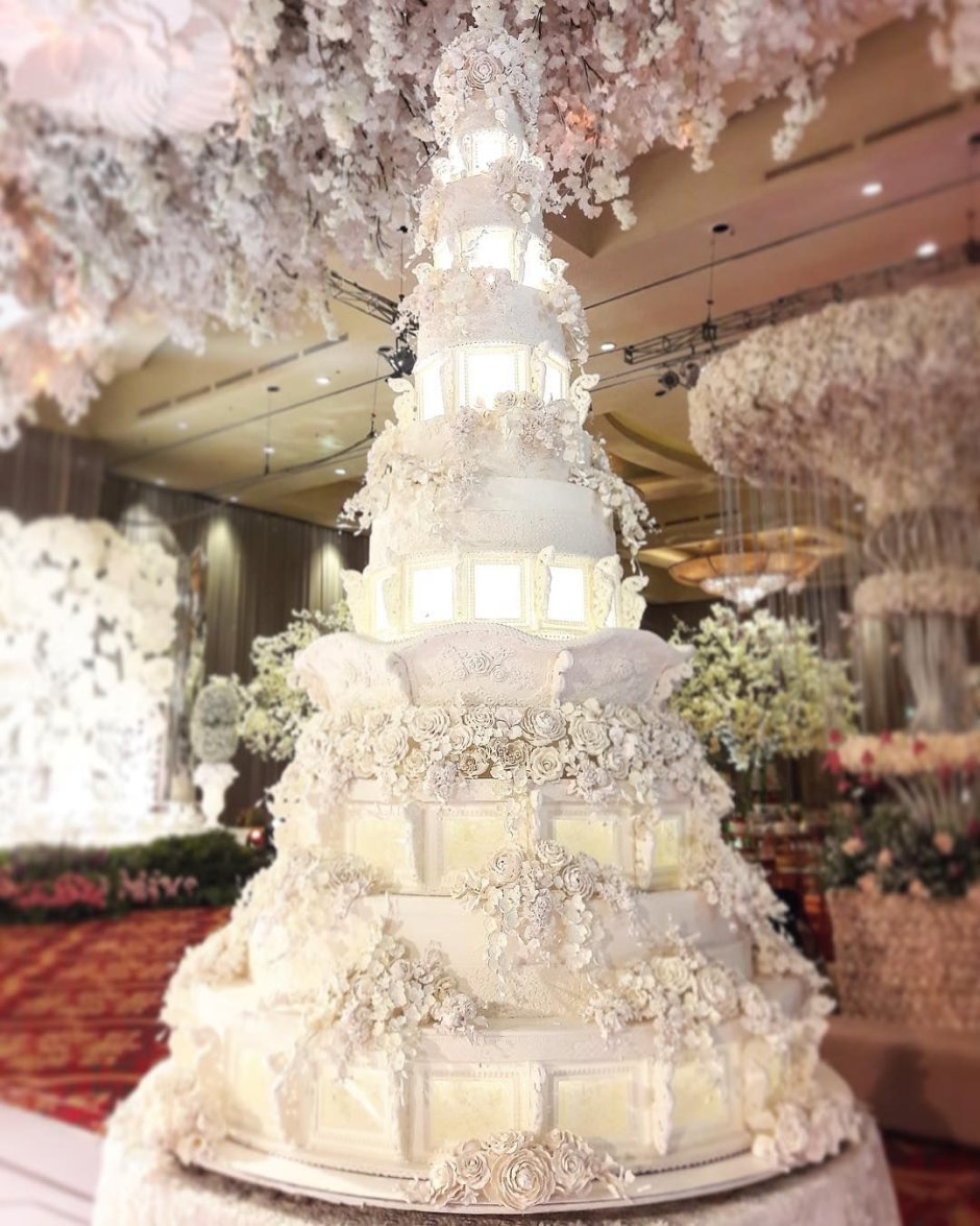Свадебный торт гигантскийрасный