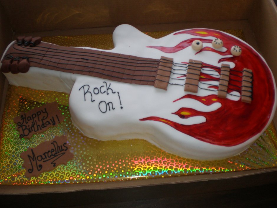 Торт с красной гитарой