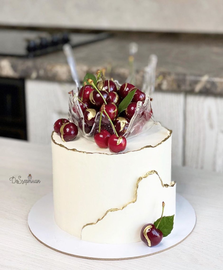 Декор торта с вазой из изомальта и ягодами