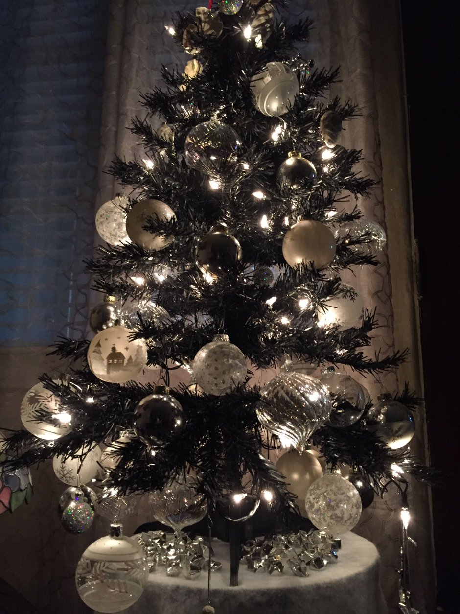 Новогодняя елка серебро ночью