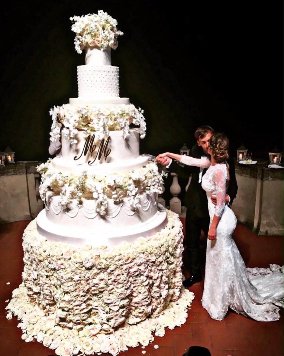 Шикарный свадебный торт с фальш ярусом