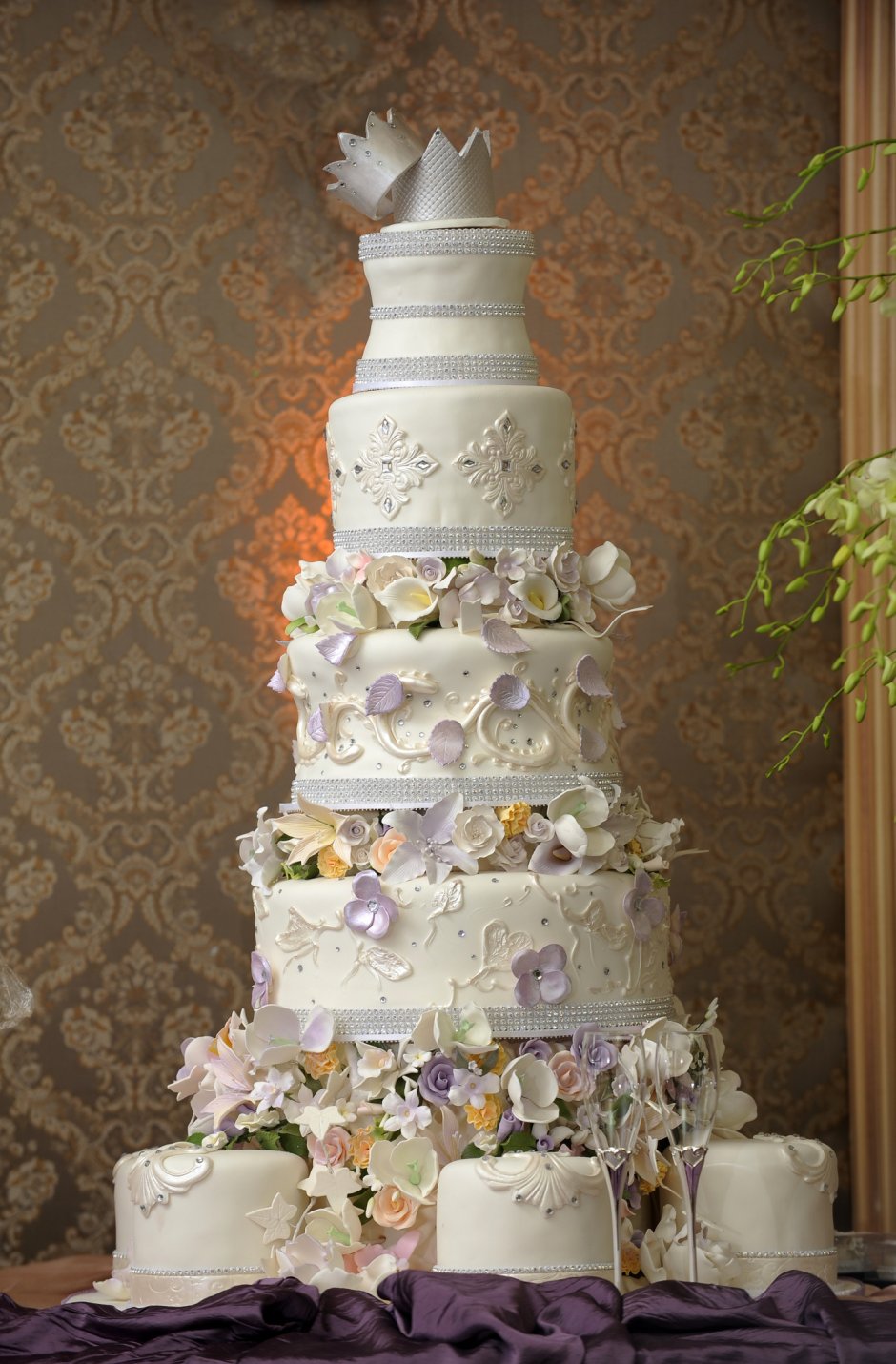 Красивая подставка для свадебного торта многоярусная