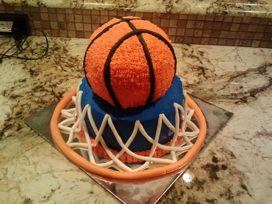 Торт в виде баскетбольного мяча из сливок