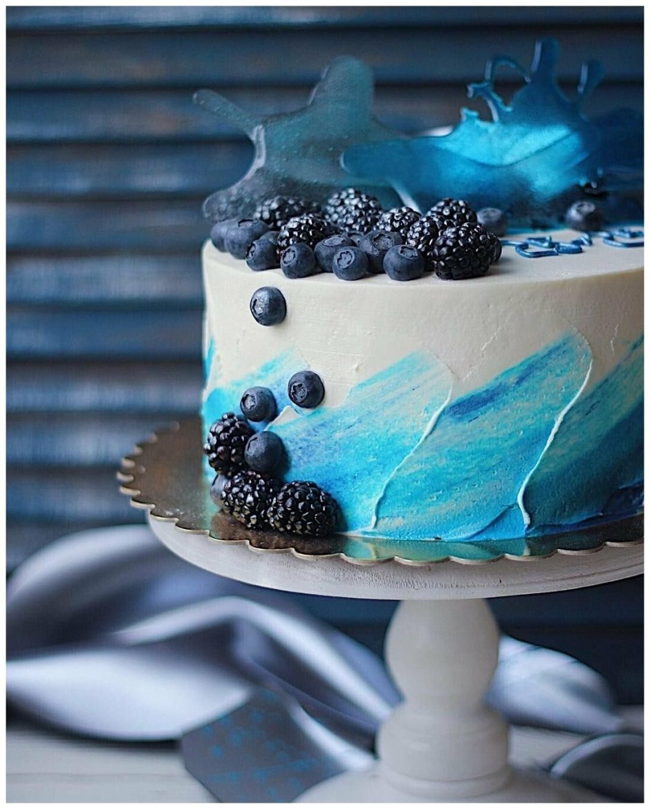 Голубой торт с ягодами