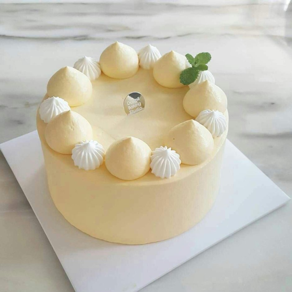 Торт в минималистичном стиле
