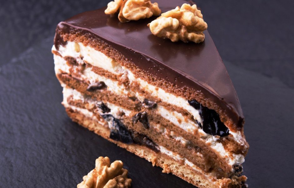 Шоколадный торт с черносливом и грецкими орехами