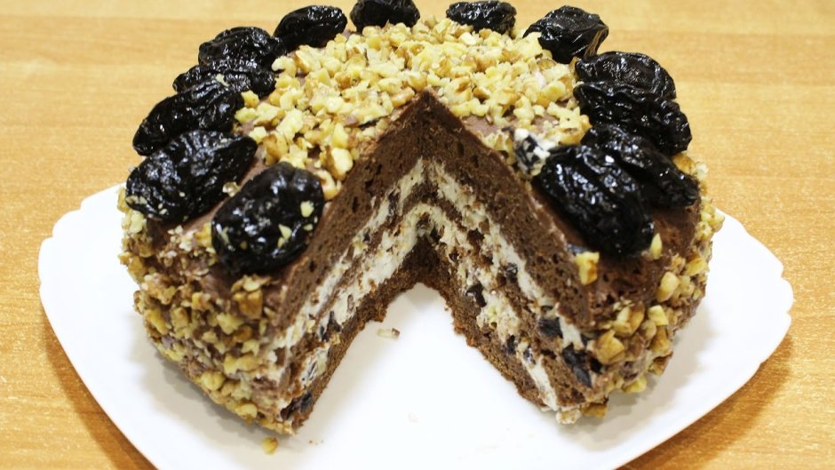 Бисквитный торт с черносливом и грецкими орехами