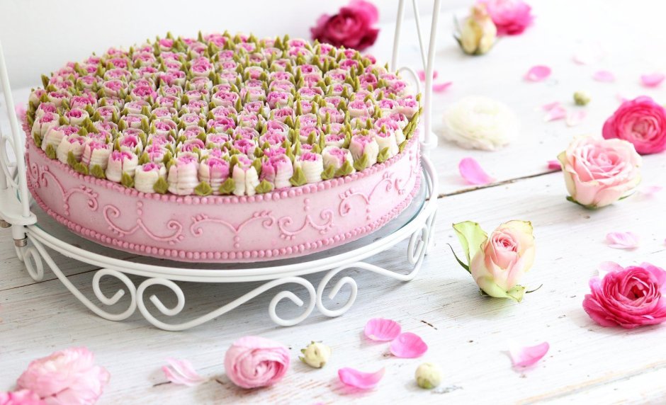 Свечи торт и цветы