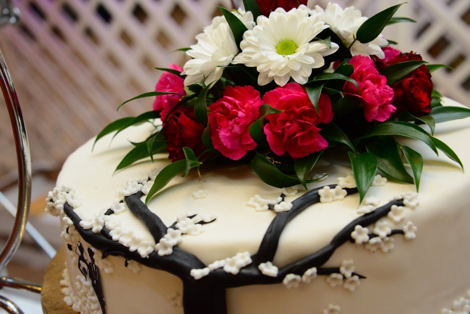 Открытка торт и цветы
