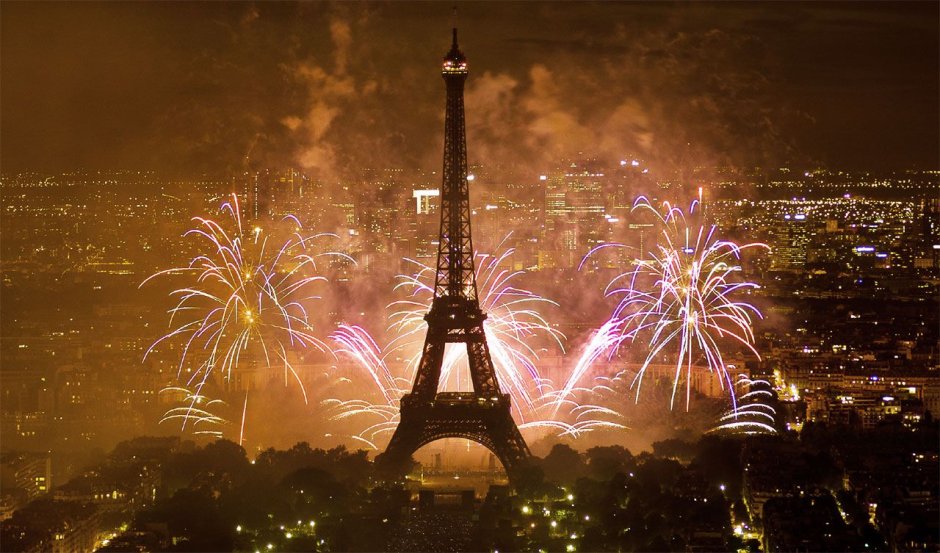 Франция Париж Эйфелева башня ночь фейерверки