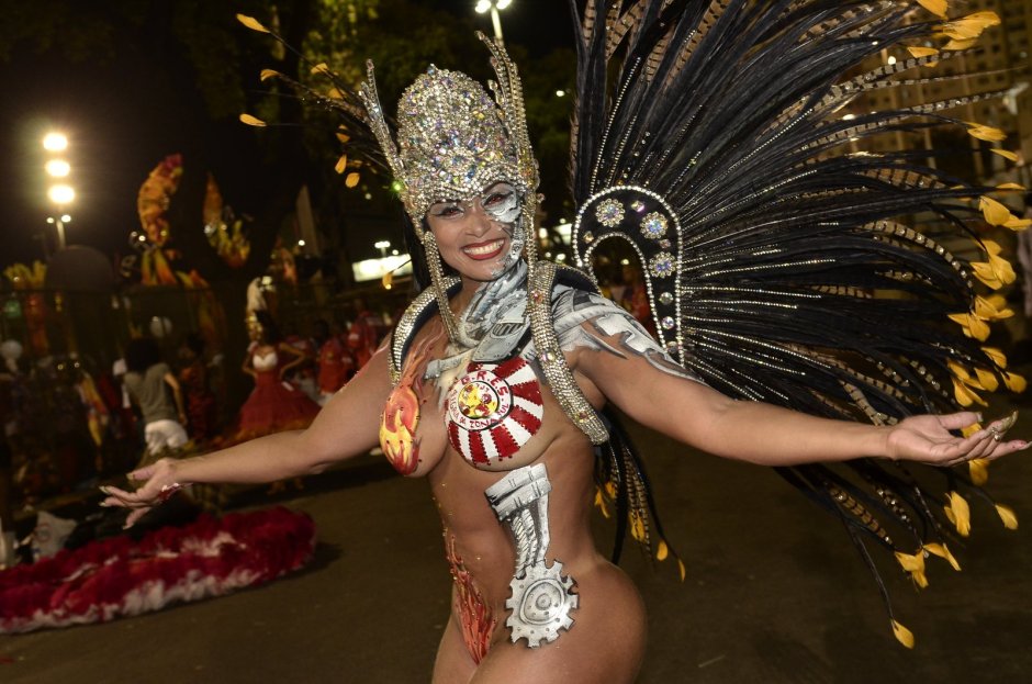 Танцовщица карнавальной самбы в Бразилии