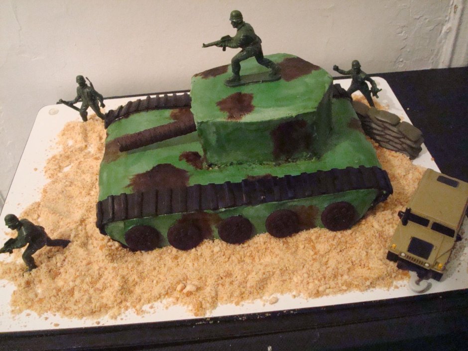 Торт с военной техникой