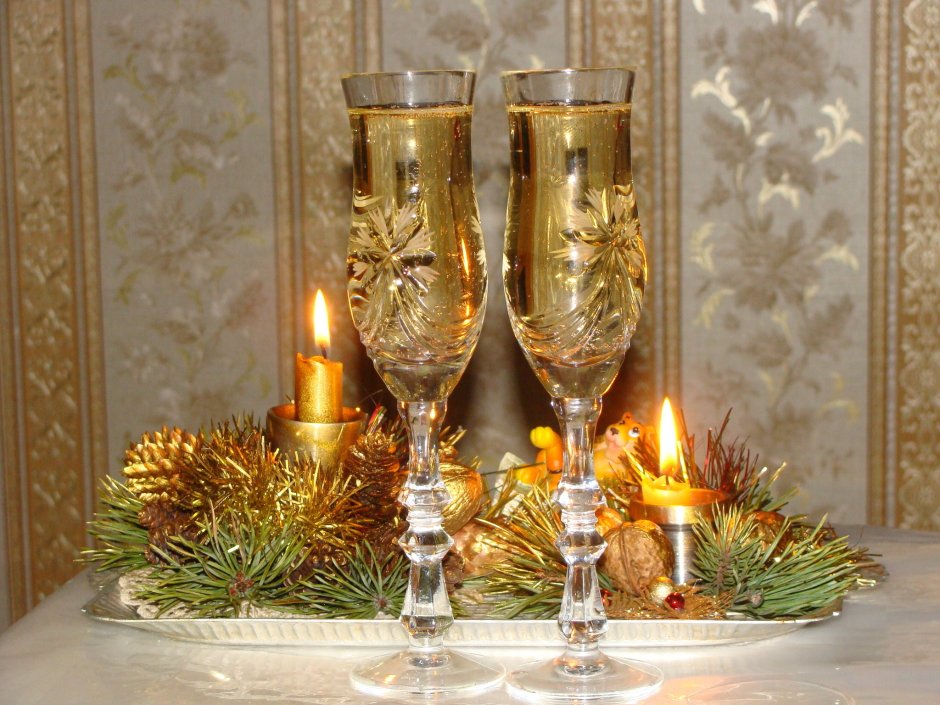 Новогодний декор шампанского и бокалов