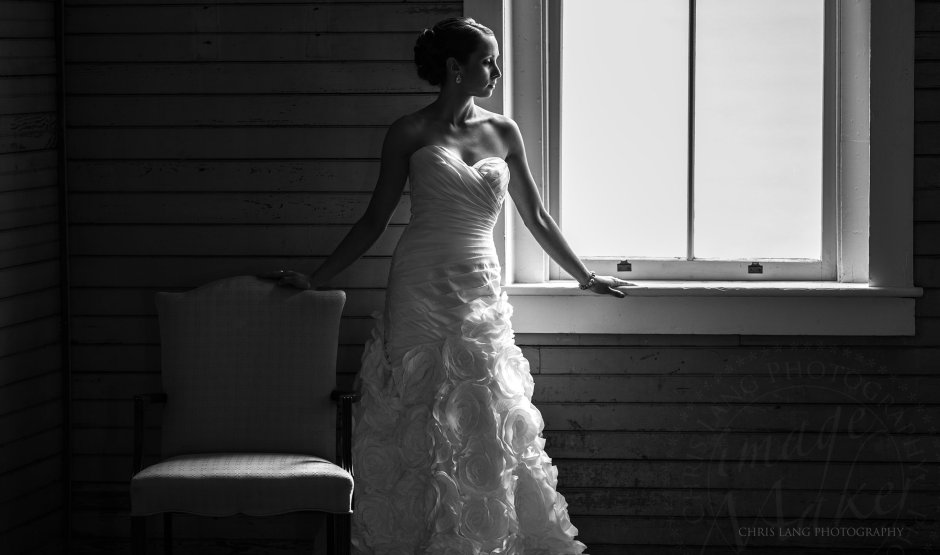 Свадебное платье на столе