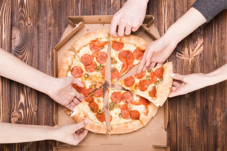 Коробка пиццы в руках