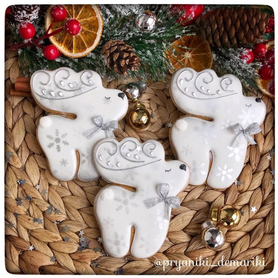 Печеньки в форме оленей снеговиков