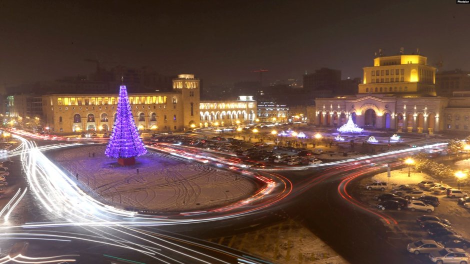 Площадь Республики Ереван ночью зимой