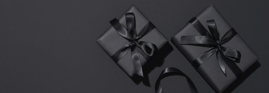 Подарочная коробка на черном фоне